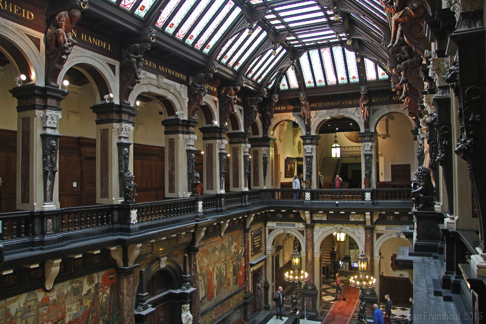 Het stadhuis van Antwerpen bezichtigd op een opendeurdag