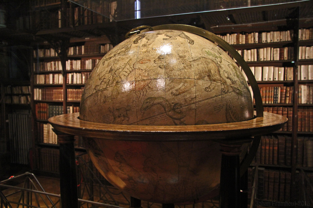 De oude stadsbibliotheek van Antwerpen bezichtigd op een opendeurdag