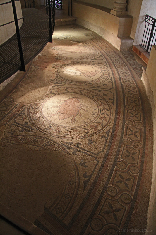 Tournus, interieur van de kerk van de abdij Saint-Philibert, Romeinse vloer met dierenriem